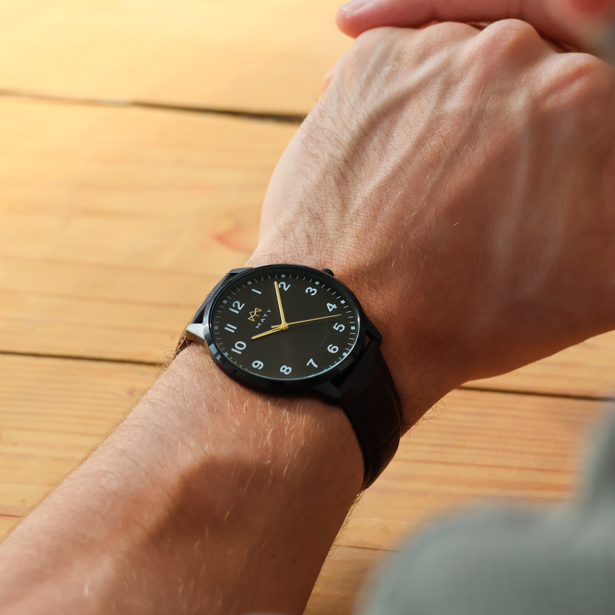 Montre MATY homme, bracelet cuir marron chocolat - vue porté 1