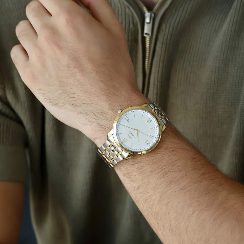 Montre MATY homme, bracelet acier inoxydable bicolore - vue porté 1