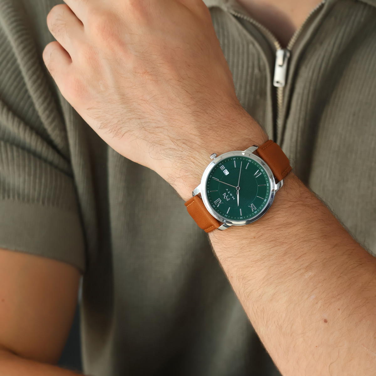 Montre MATY homme, bracelet cuir marron - vue porté 1