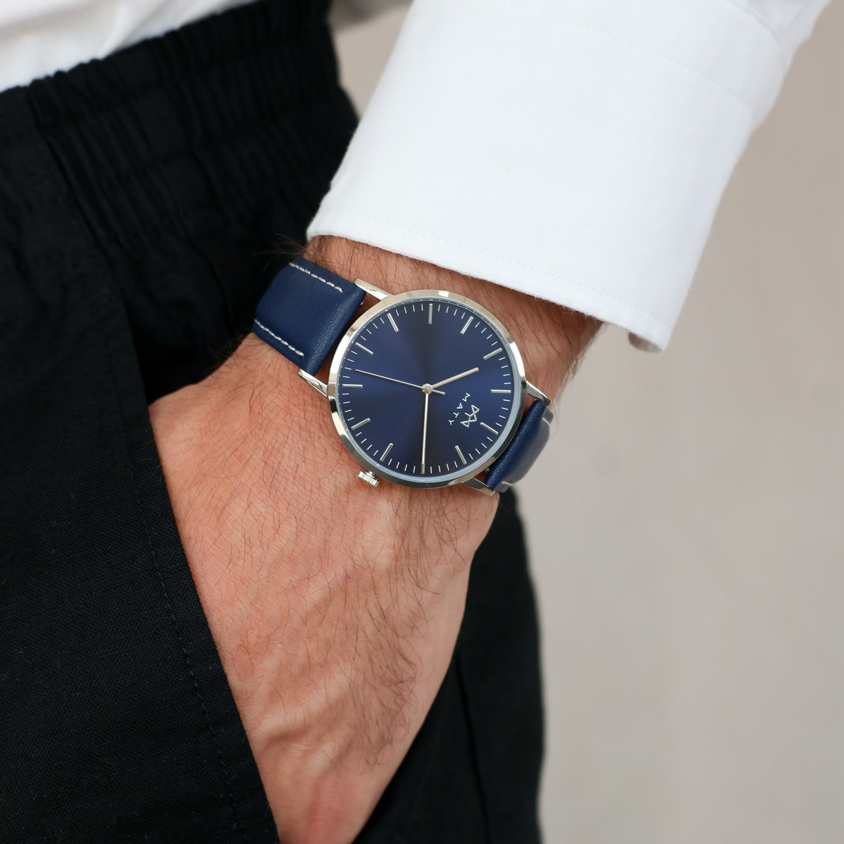Montre MATY homme, bracelet cuir bleu - vue porté 1