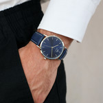 Montre MATY homme, bracelet cuir bleu - vue porté 1