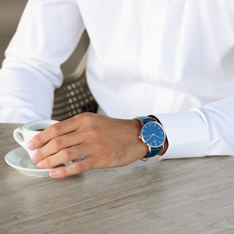 Montre MATY homme, bracelet cuir bleu - vue porté 1