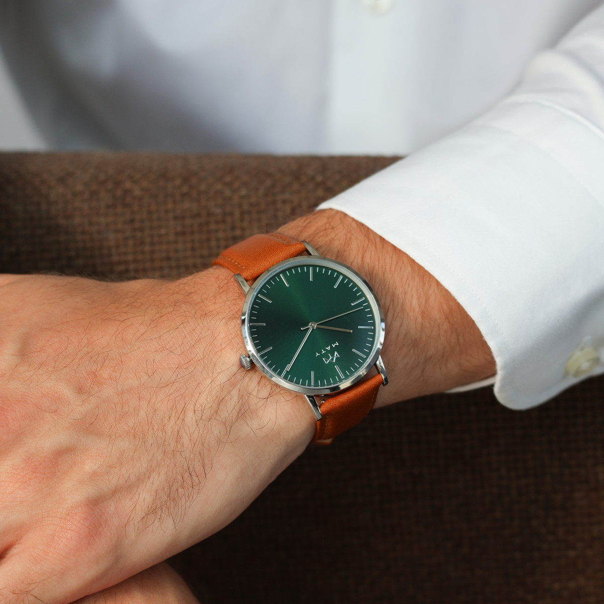 Montre MATY homme, bracelet cuir marron - vue porté 1