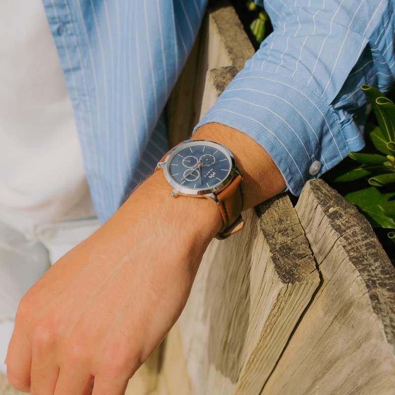 Montre MATY homme chronographe, bracelet cuir marron - vue porté 1