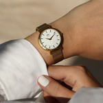 Montre MATY femme, bracelet acier inoxydable doré - vue porté 1