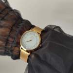 Montre MATY femme, bracelet acier inoxydable doré - vue porté 2