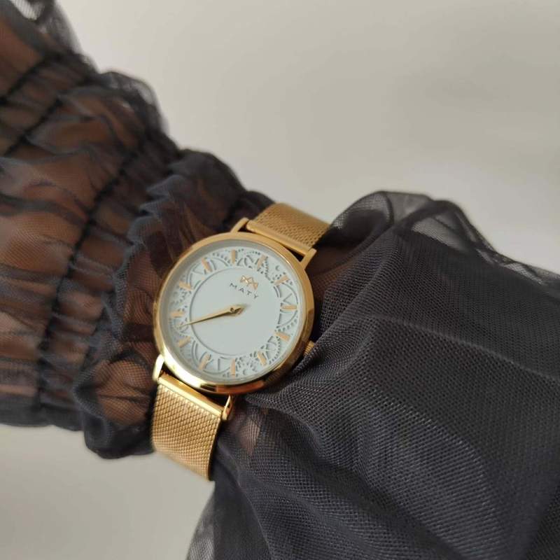 Montre MATY femme, bracelet acier inoxydable doré - vue porté 2