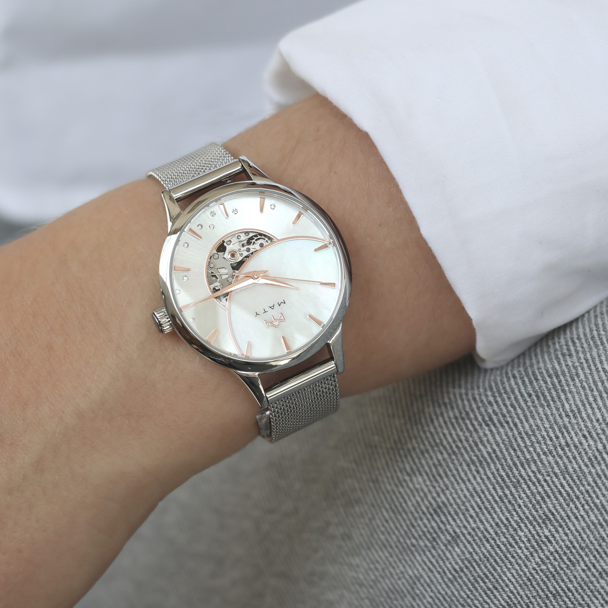 Montre MATY femme automatique, bracelet acier inoxydable - vue porté 1