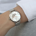 Montre MATY femme automatique, bracelet acier inoxydable - vue porté 1