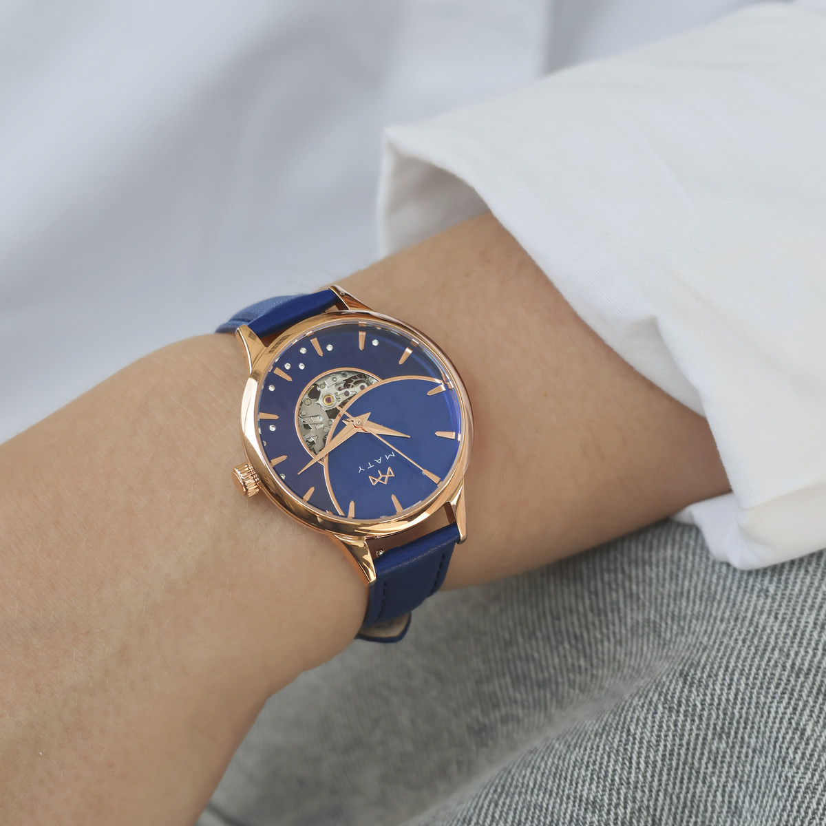 Montre MATY femme automatique, bracelet cuir bleu - vue porté 1