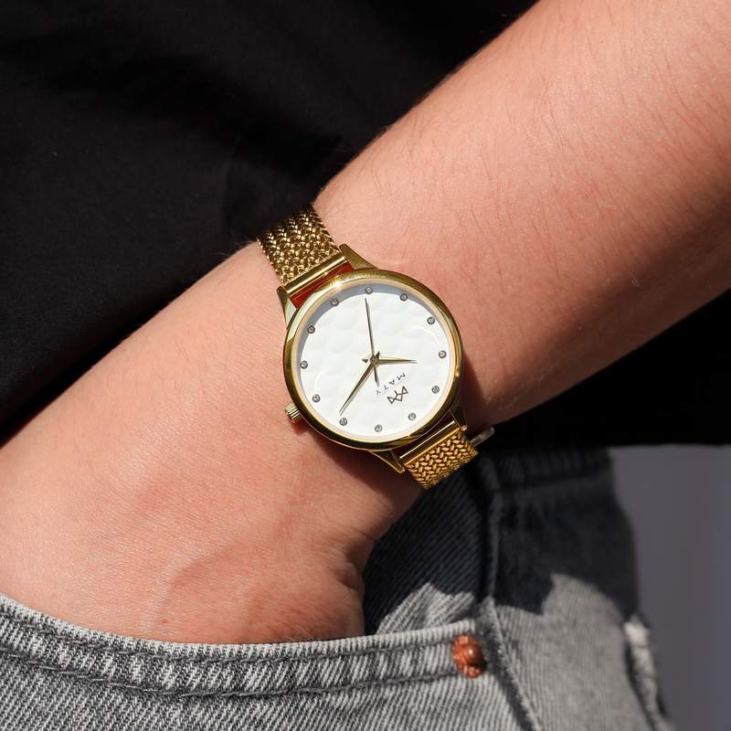 Montre MATY femme, bracelet acier inoxydable doré - vue porté 1