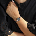 Montre MATY femme, bracelet acier inoxydable bicolore - vue porté 1