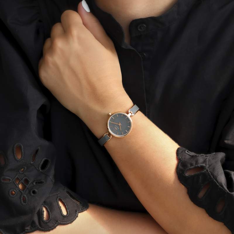 Montre MATY femme, bracelet acier inoxydable bicolore - vue porté 1