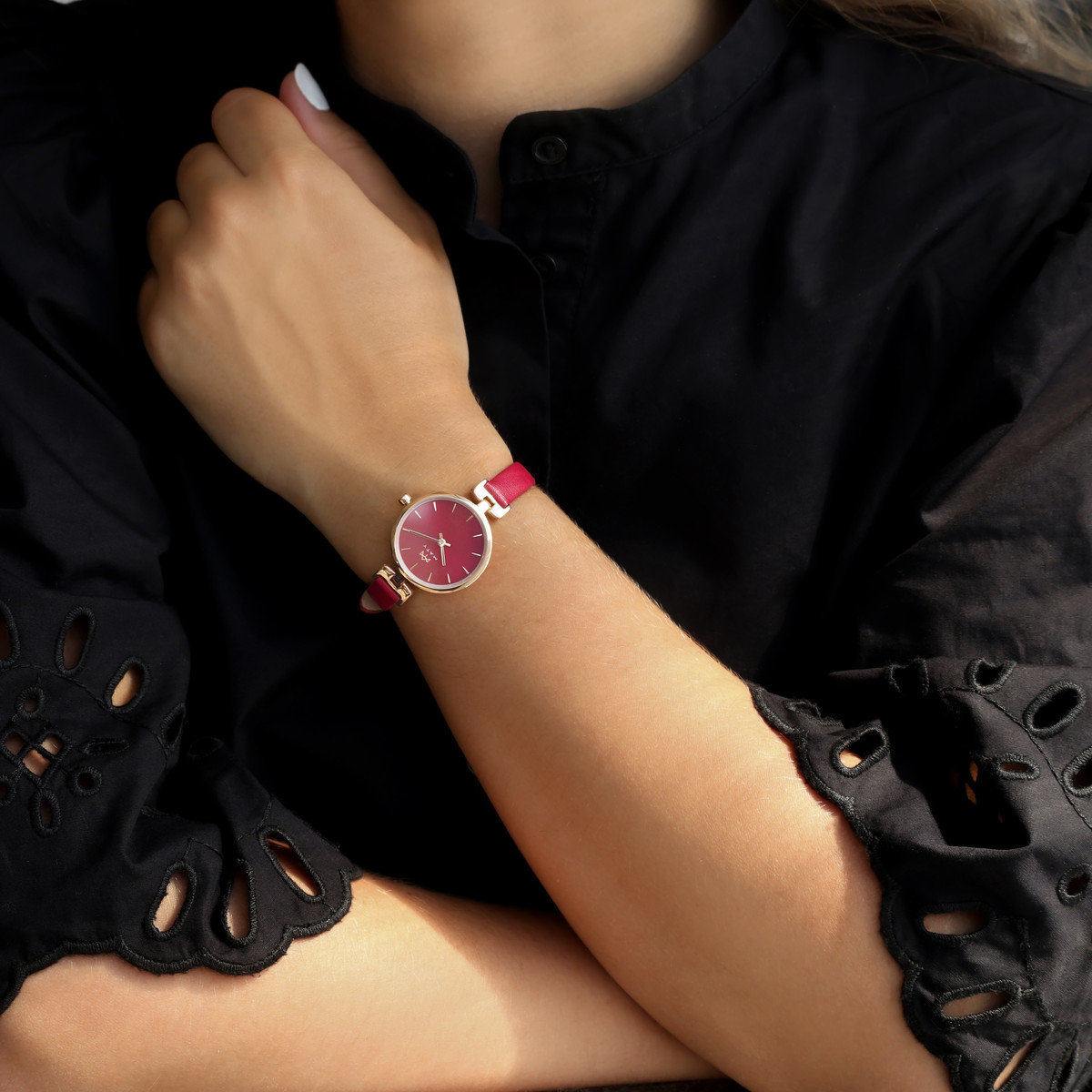 Montre MATY femme, bracelet cuir rouge - vue porté 1