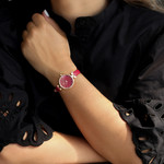 Montre MATY femme, bracelet cuir rouge - vue porté 1