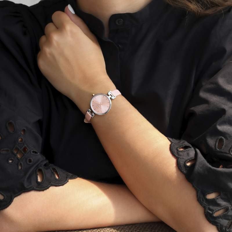Montre MATY femme, bracelet cuir rose - vue porté 1