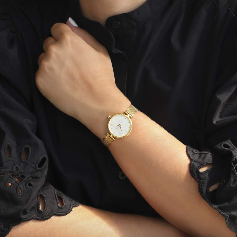 Montre MATY femme, bracelet maille milanaise acier inoxydable doré - vue porté 1