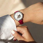 Montre MATY femme automatique, bracelet cuir rouge - vue porté 1