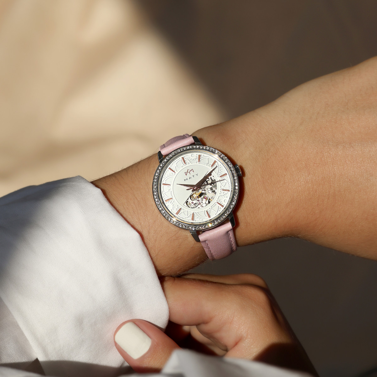 Montre MATY femme automatique, bracelet cuir rose - vue porté 1