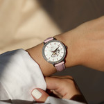 Montre MATY femme automatique, bracelet cuir rose - vue porté 1