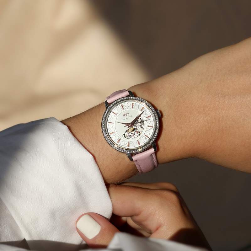 Montre MATY femme automatique, bracelet cuir rose - vue porté 1