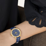 Montre MATY femme bracelet cuir bleu - vue porté 1