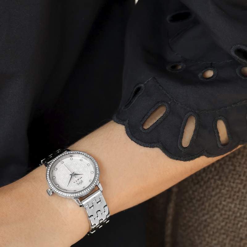 Montre MATY femme bracelet acier inoxydable - vue porté 1