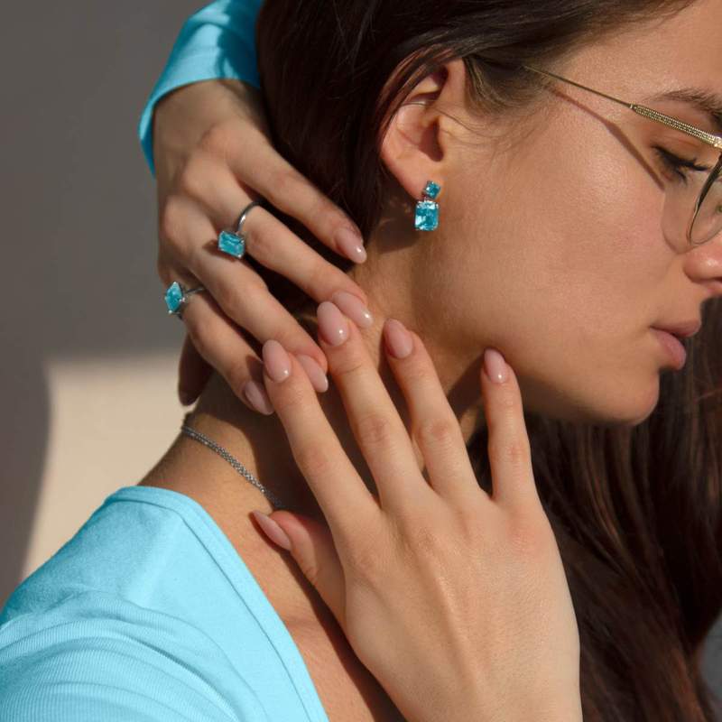 Boucles d'oreilles argent 925 cristal bleu 16mm - vue porté 1