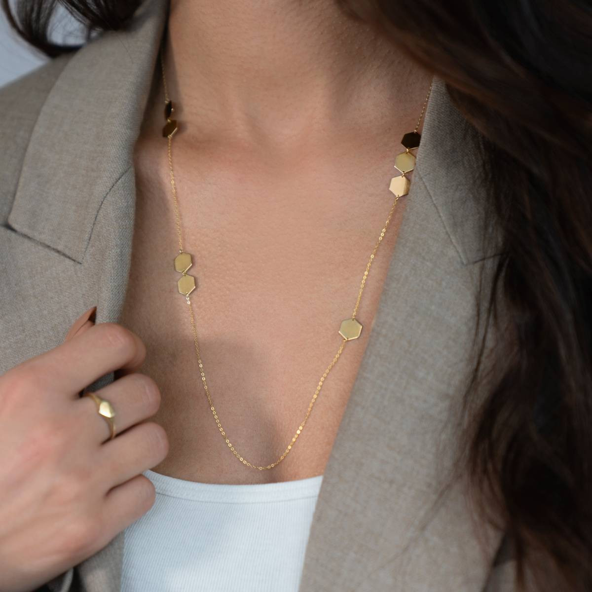 Gouden ketting 375 geel met honingraatmotief 60 cm - gedragen 1