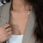 Collier or 375 jaune motif nids d'abeilles 60cm - vue porté 1