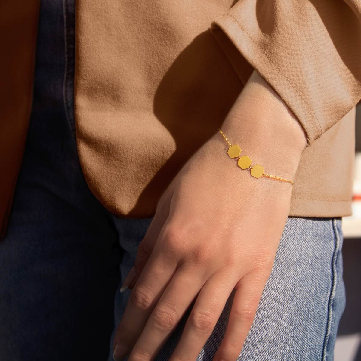 Bracelet or 375 jaune motif nids d'abeilles 19cm - vue porté 1