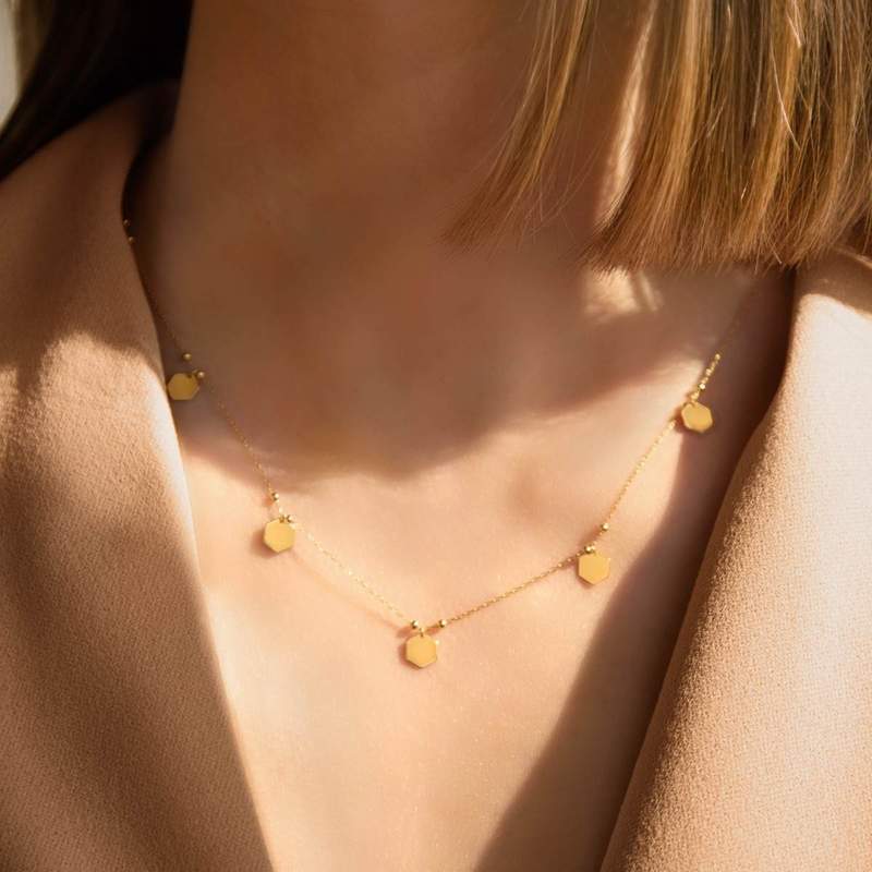 Collier or 375 jaune motif nids d'abeilles 45cm - vue porté 1
