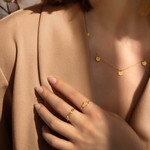 Collier or 375 jaune motif nids d'abeilles 45cm - vue porté 2