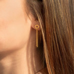 Boucles d'oreilles pendantes or 375 jaune motif nids d'abeilles - vue porté 1