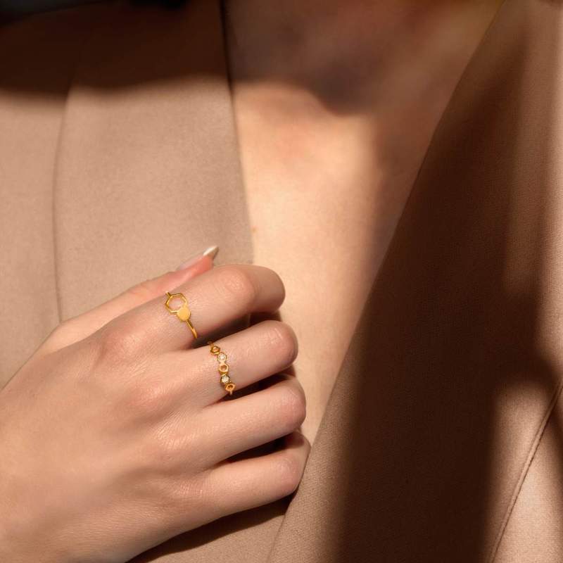 Bague or 375 jaune zirconias motif nids d'abeilles - vue porté 1