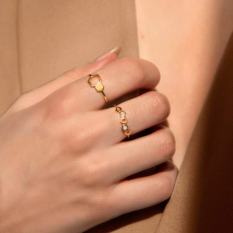 Bague or 375 jaune zirconias motif nids d'abeilles - vue porté 2