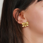 Boucles d'oreilles acier jaune motif fleurs - vue porté 1