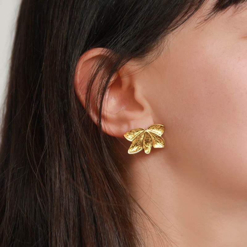 Boucles d'oreilles acier jaune motif fleurs - vue porté 1