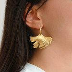 Boucles d'oreilles acier jaune motifs fleurs - vue porté 1