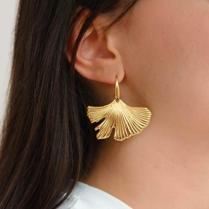 Boucles d'oreilles acier jaune motifs fleurs - vue porté 1