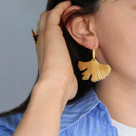 Boucles d'oreilles acier jaune motifs fleurs - vue porté 2