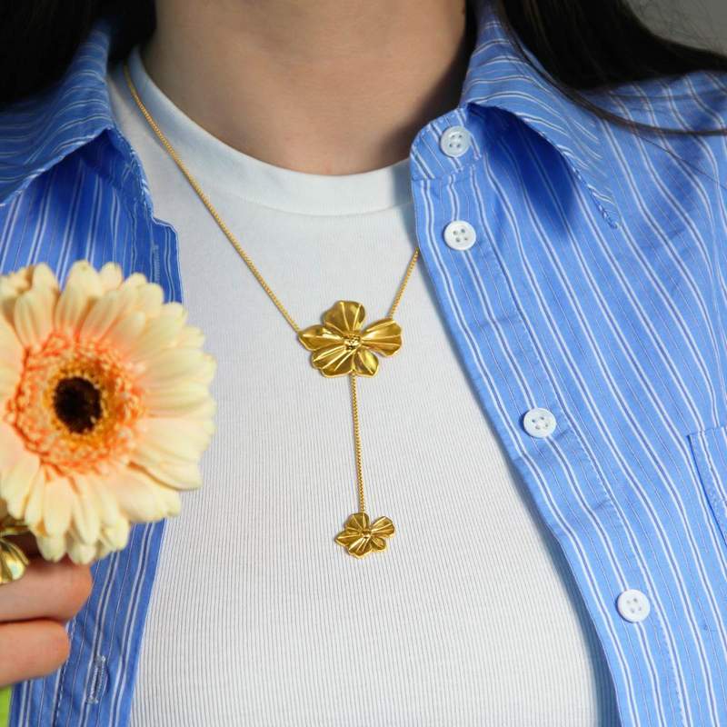 Collier en Y acier jaune motifs fleurs 55cm - vue porté 1