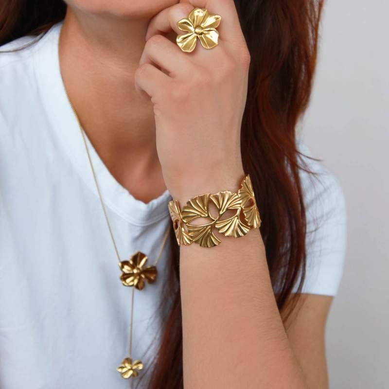 Collier en Y acier jaune motifs fleurs 55cm - vue porté 2
