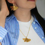 Collier acier jaune motif fleur 55cm - vue porté 1