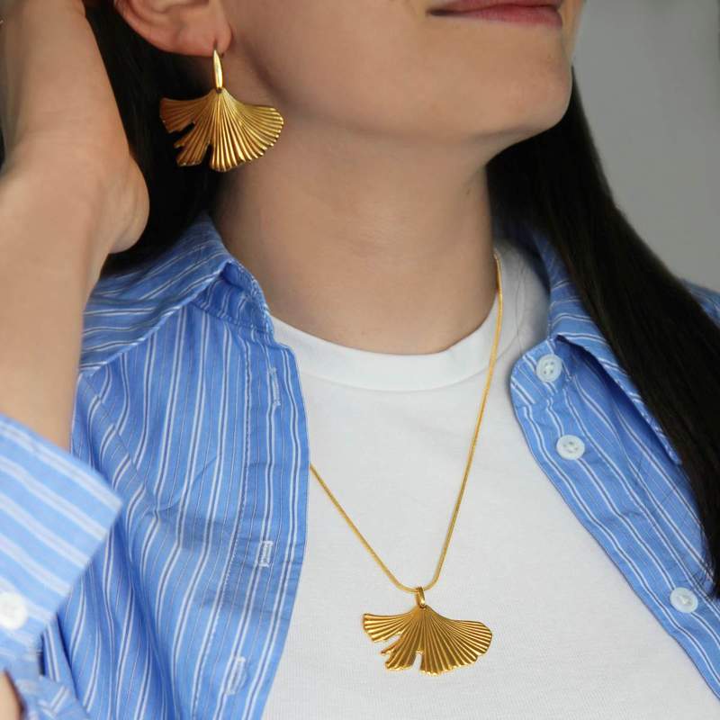 Collier acier jaune motif fleur 55cm - vue porté 1