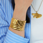 Bracelet rigide acier jaune motif feuille 60mm - vue porté 1