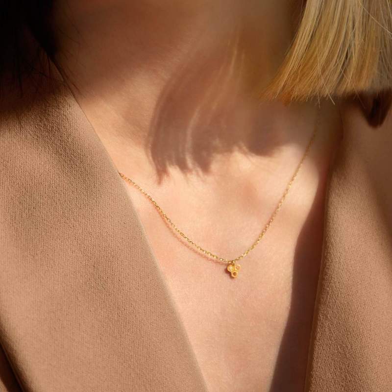 Collier or 375 jaune zirconias motif nid d'abeilles 45cm - vue porté 1