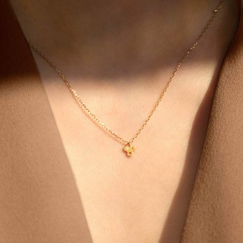 Collier or 375 jaune zirconias motif nid d'abeilles 45cm - vue porté 2