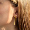 Boucles d'oreilles or 375 jaune zirconias motifs nids d'abeilles - vue Vporté 2