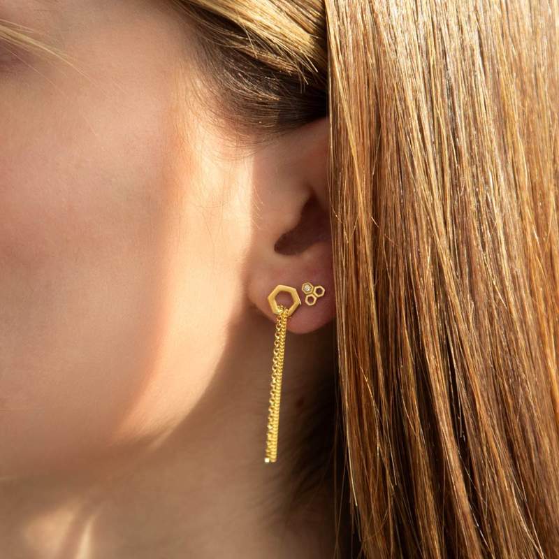 Boucles d'oreilles or 375 jaune zirconias motifs nids d'abeilles - vue porté 2